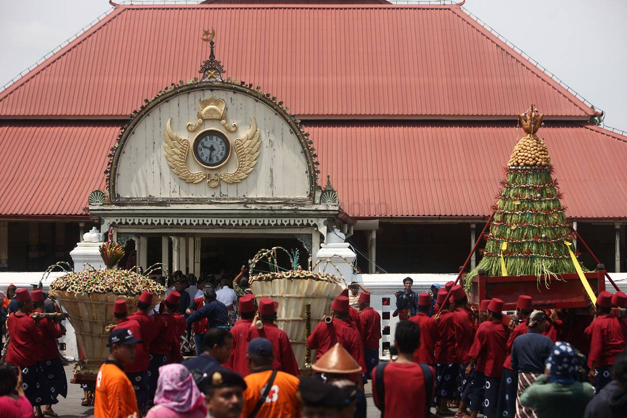 Berebut Gunungan Grebeg...