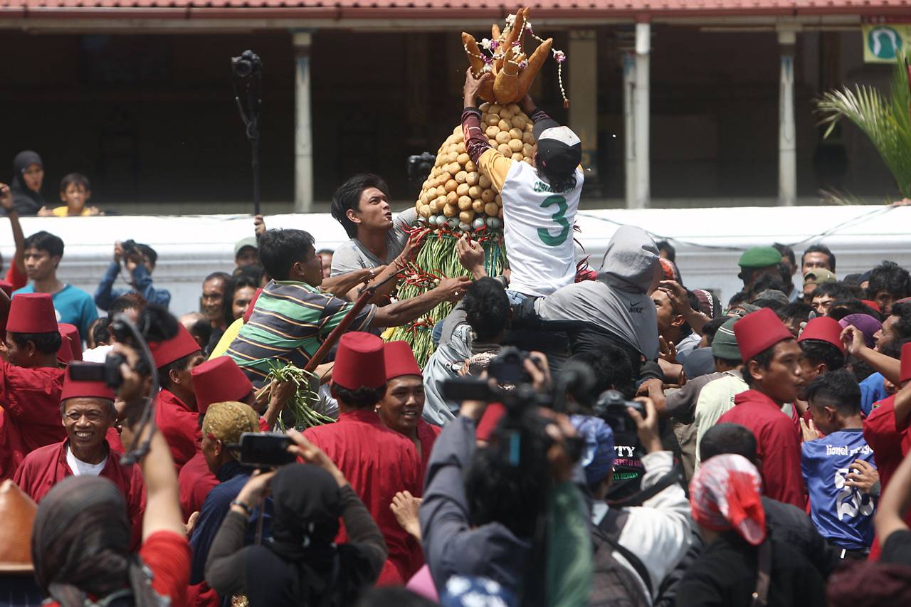 Berebut Gunungan Grebeg...