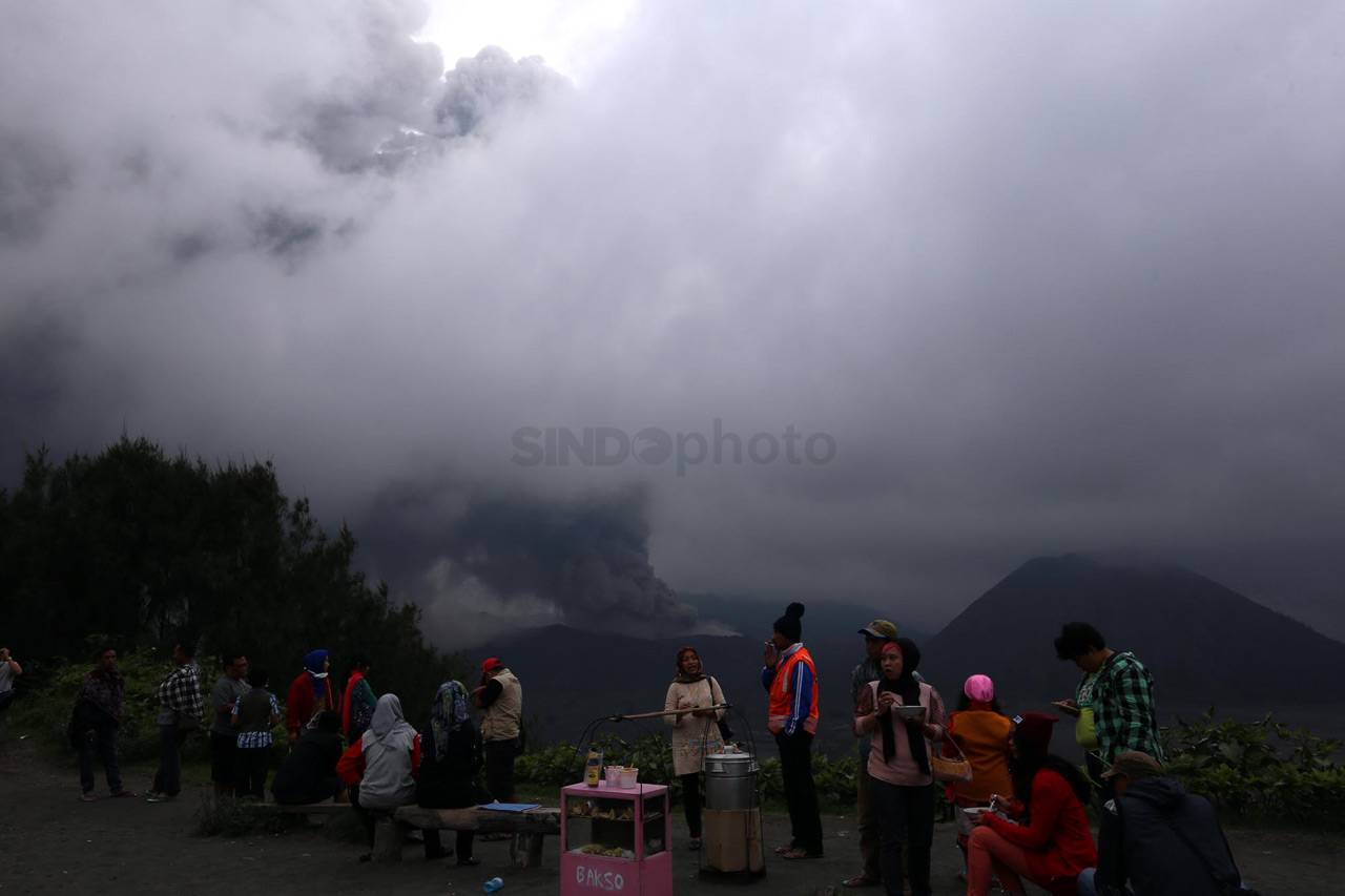 Erupsi Gunung Bromo,...