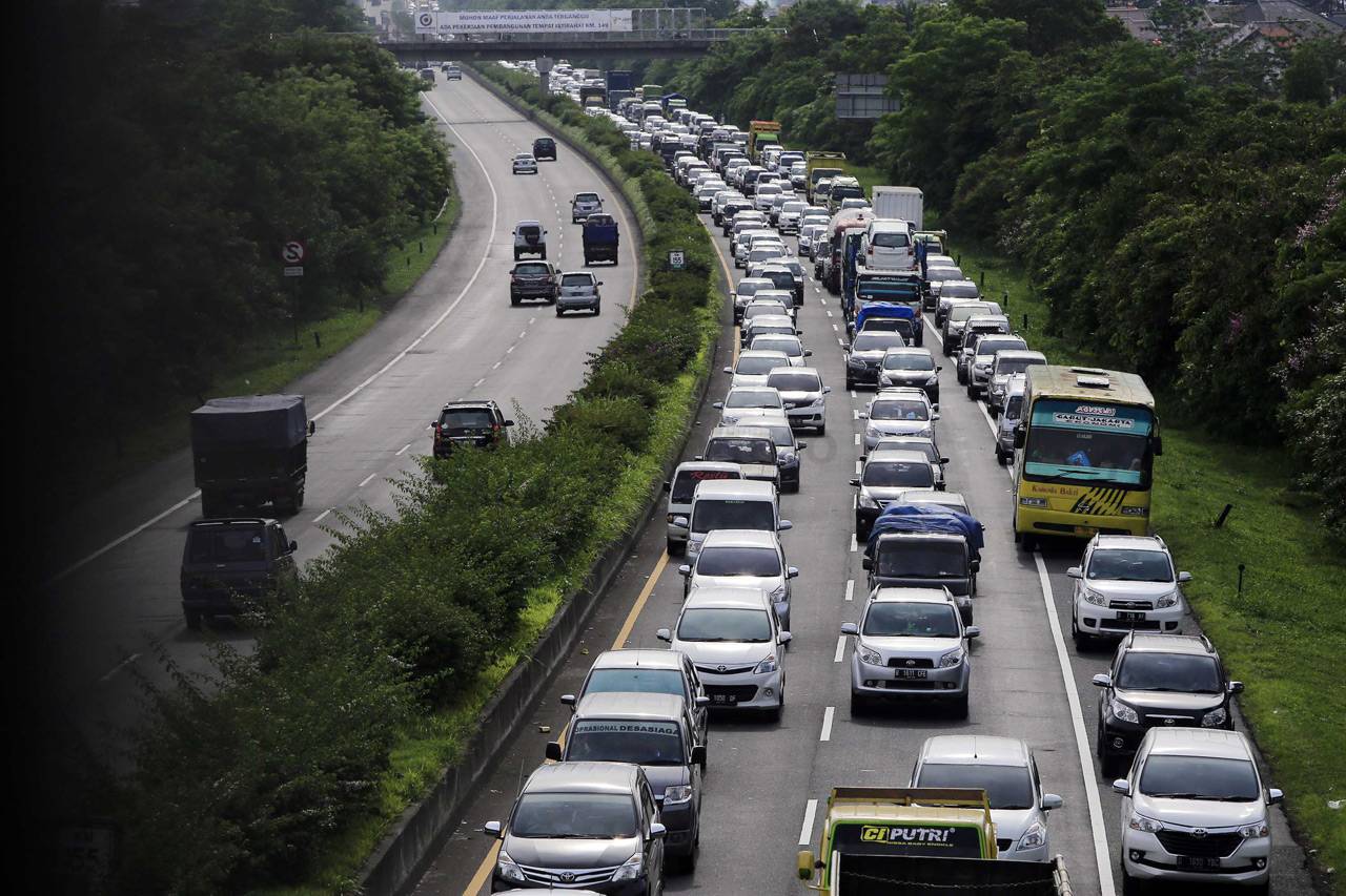 Macet di Gerbang Tol...