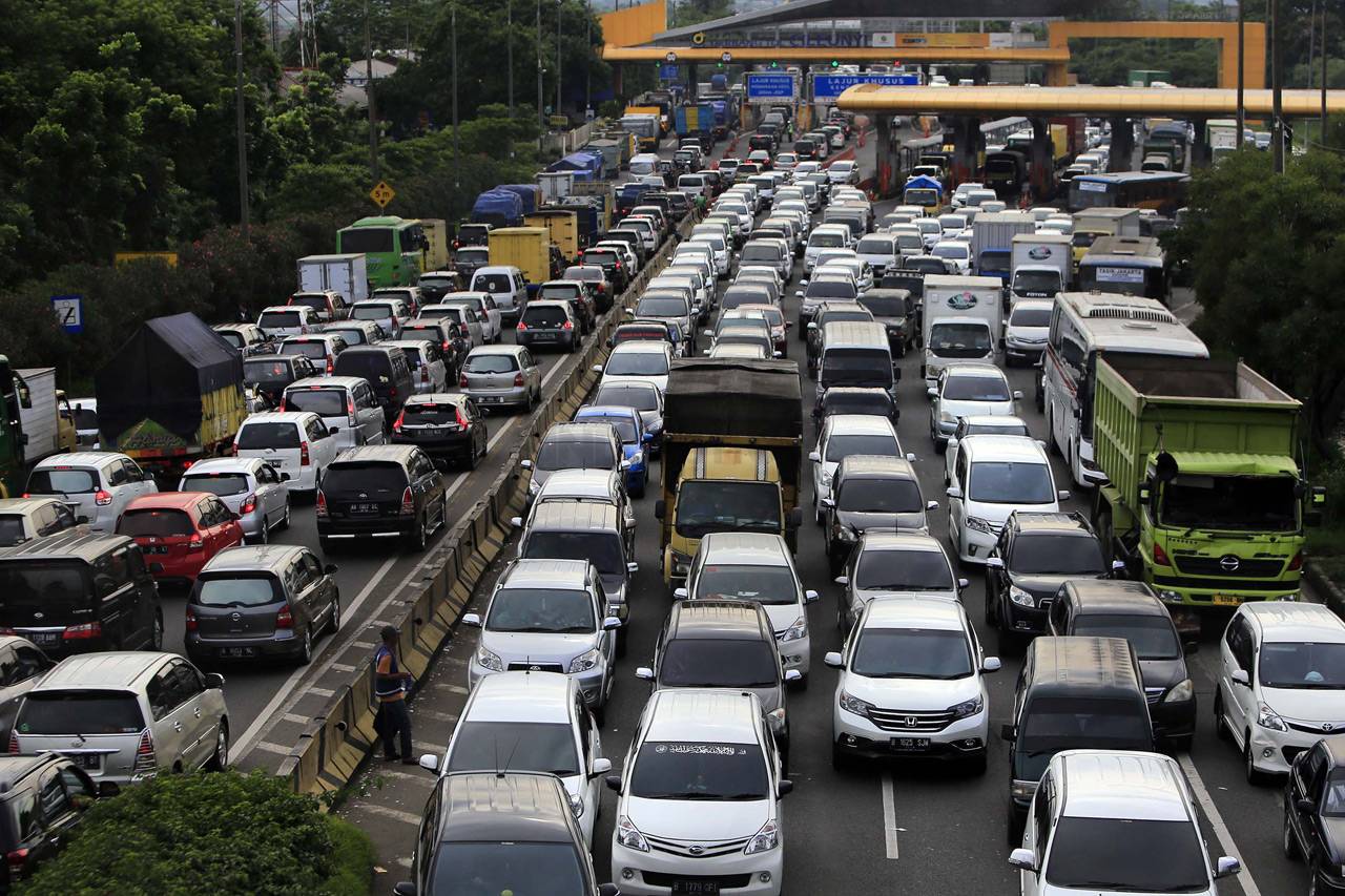 Macet di Gerbang Tol...