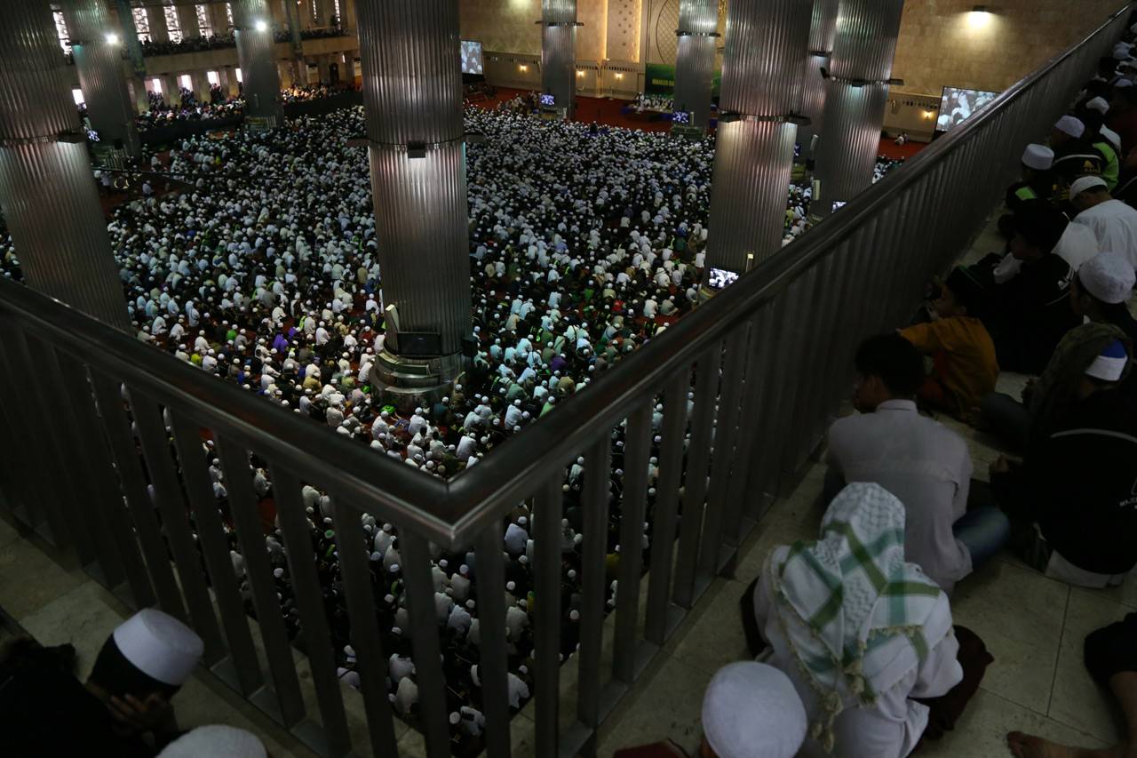 Puluhan Ribu Umat Muslim...