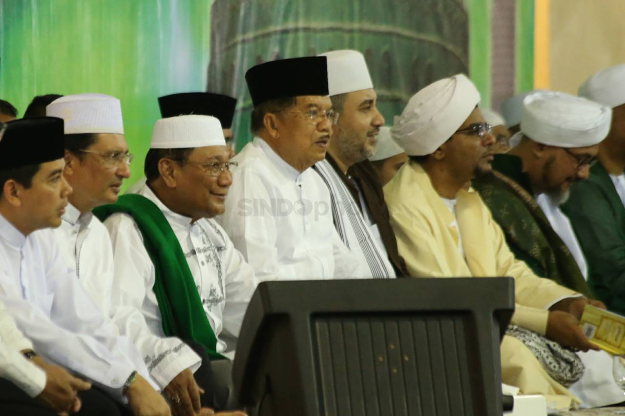 Puluhan Ribu Umat Muslim...