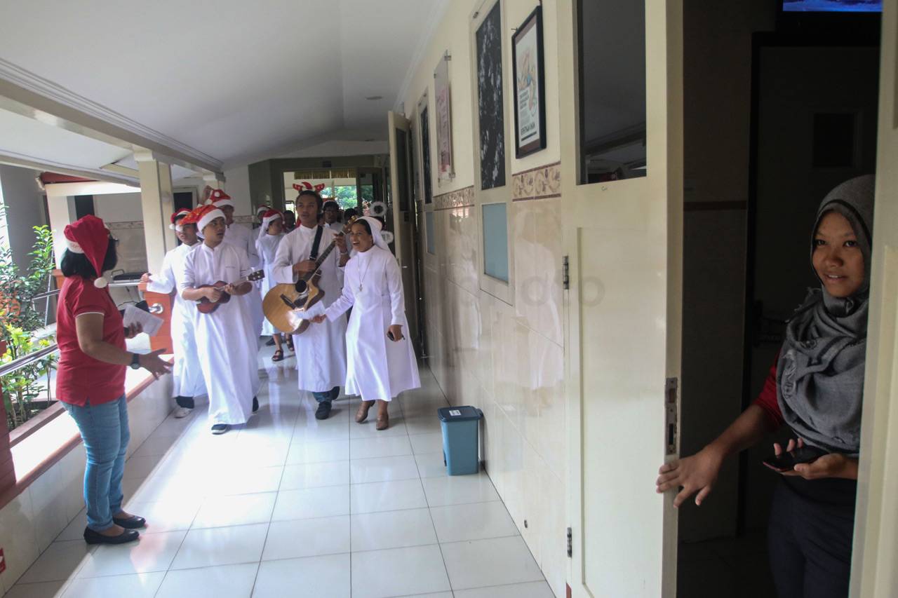 Santa Klaus Bagi Hadiah...
