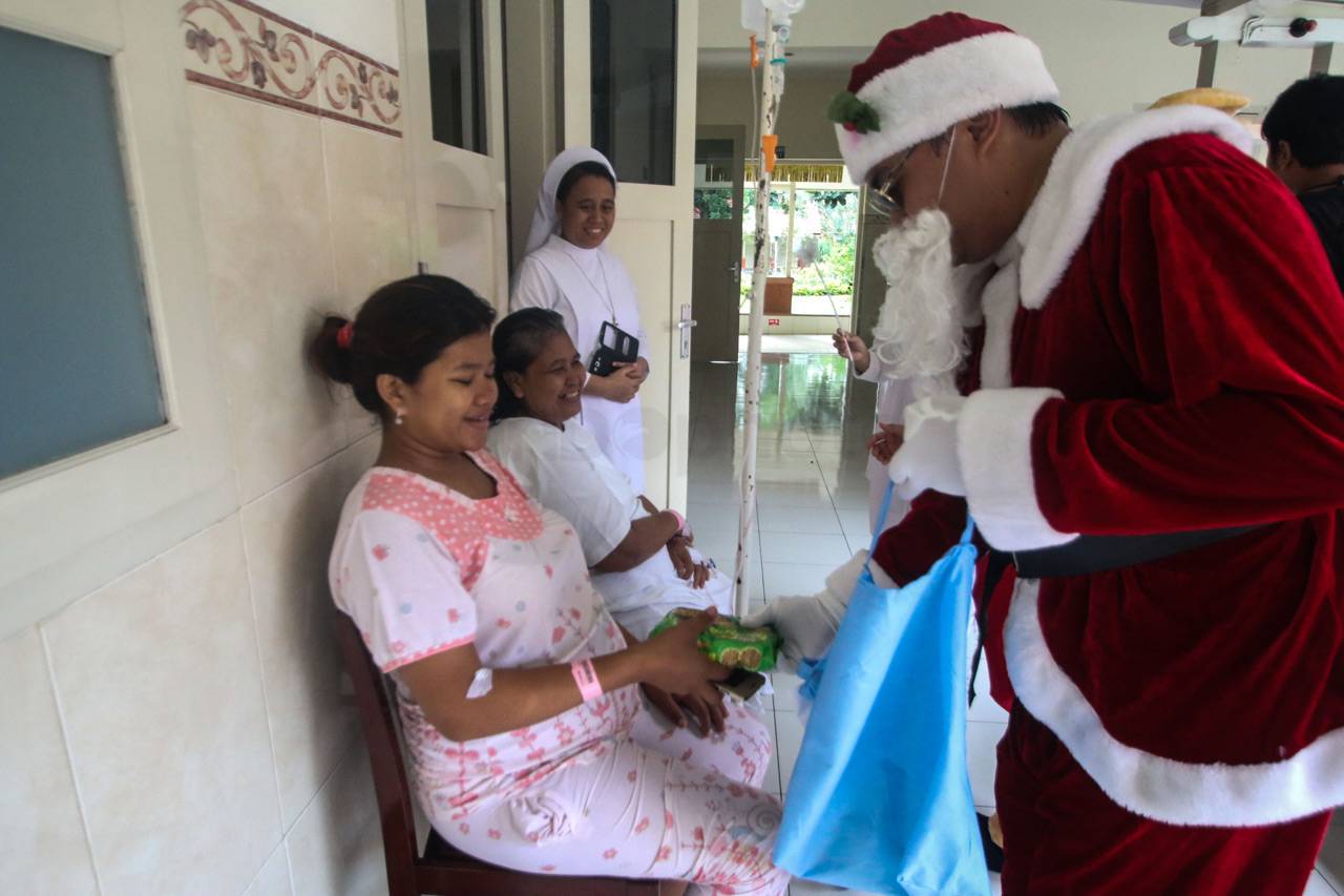 Santa Klaus Bagi Hadiah...
