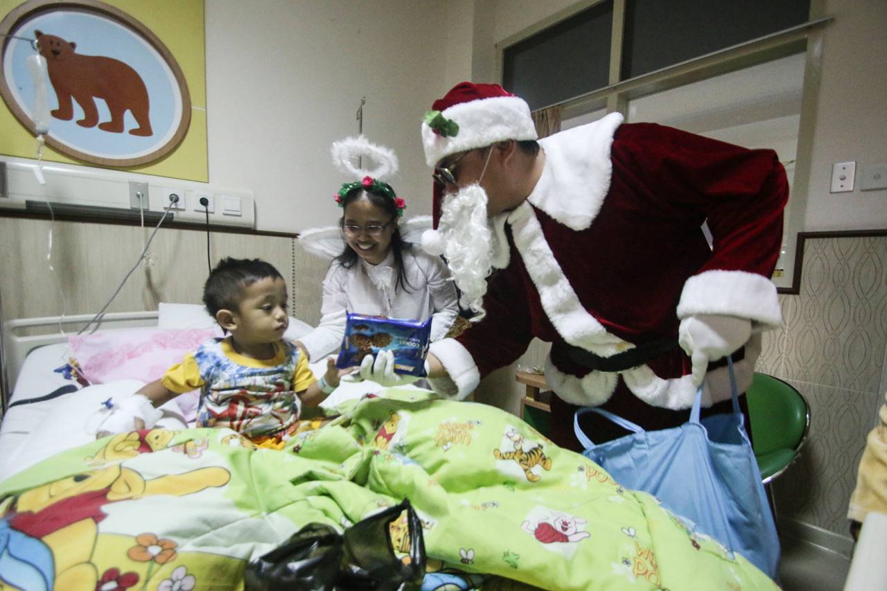 Santa Klaus Bagi Hadiah...
