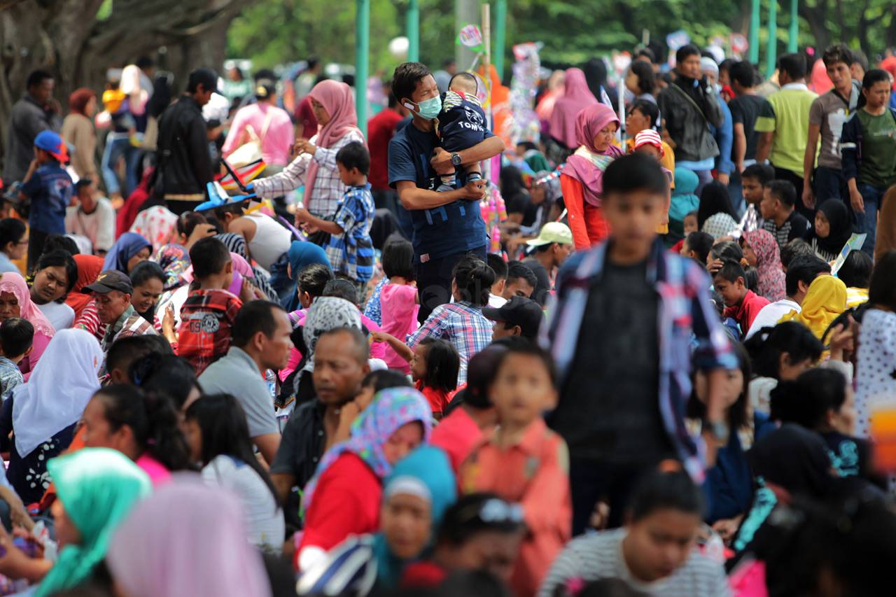 Pengunjung Taman Mini...