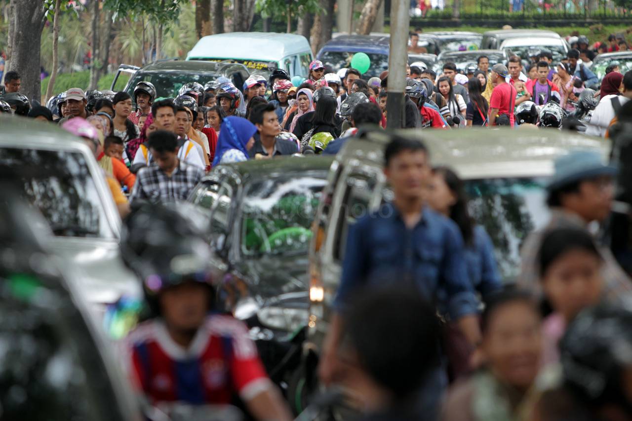 Pengunjung Taman Mini...