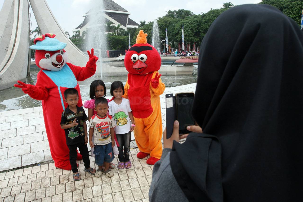 Pengunjung Taman Mini...
