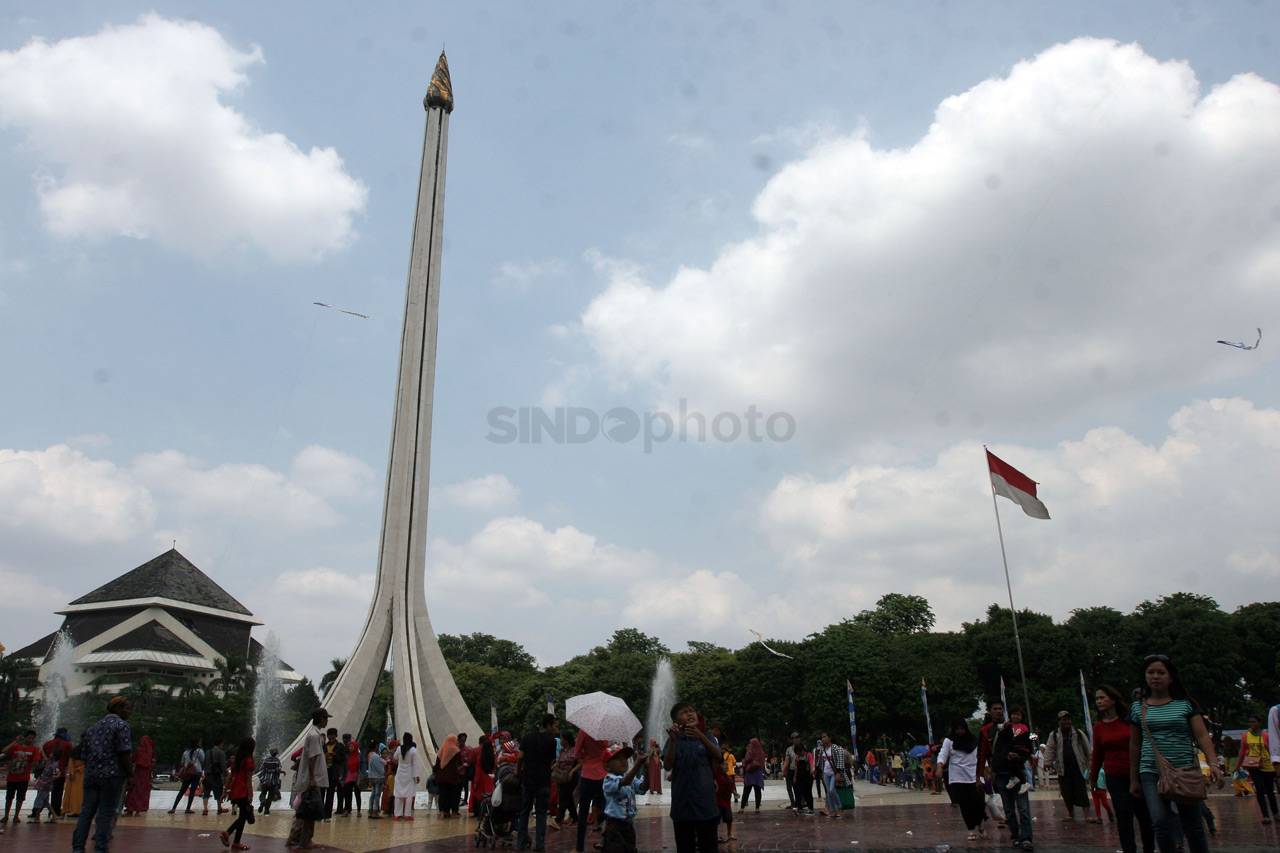 Pengunjung Taman Mini...