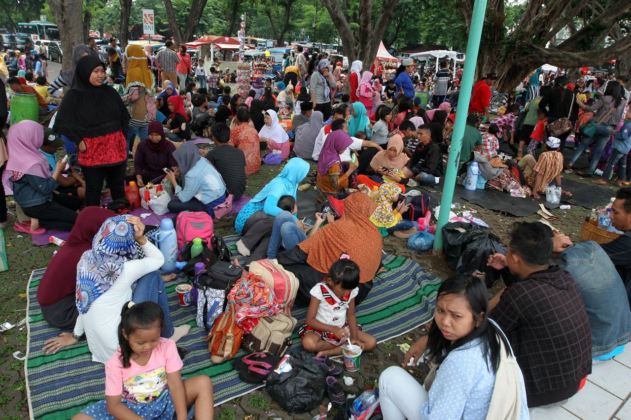 Pengunjung Taman Mini...