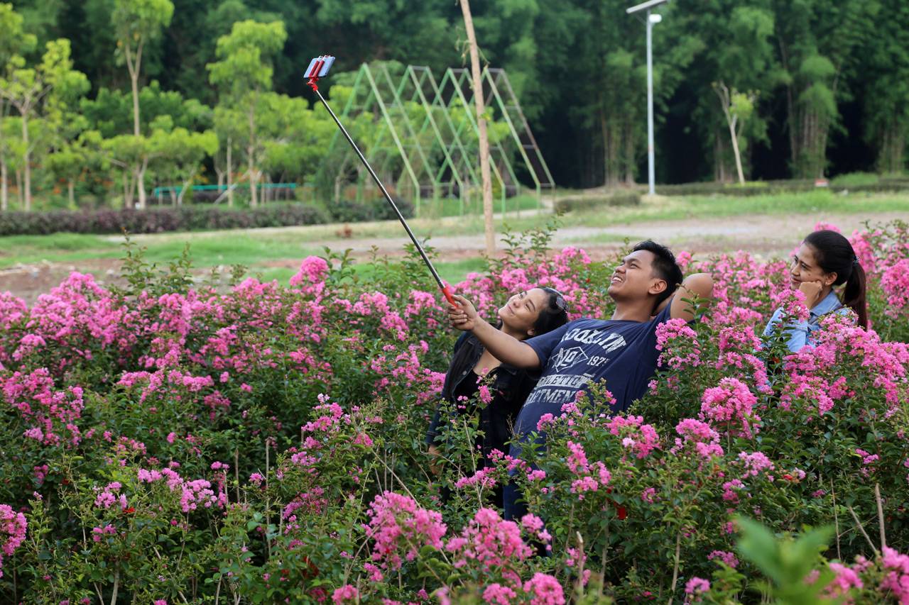 Jadi Tempat Selfie,...