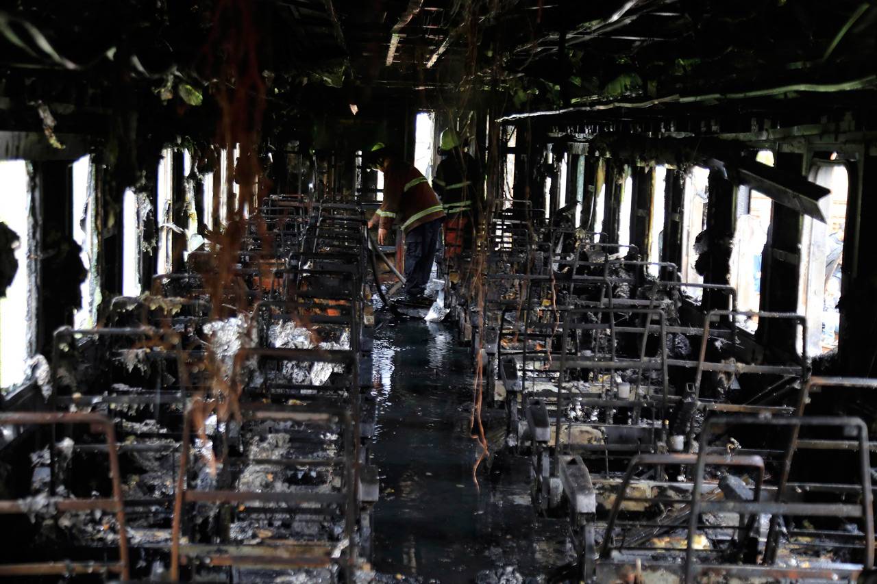 Dua Gerbong Kereta Terbakar...