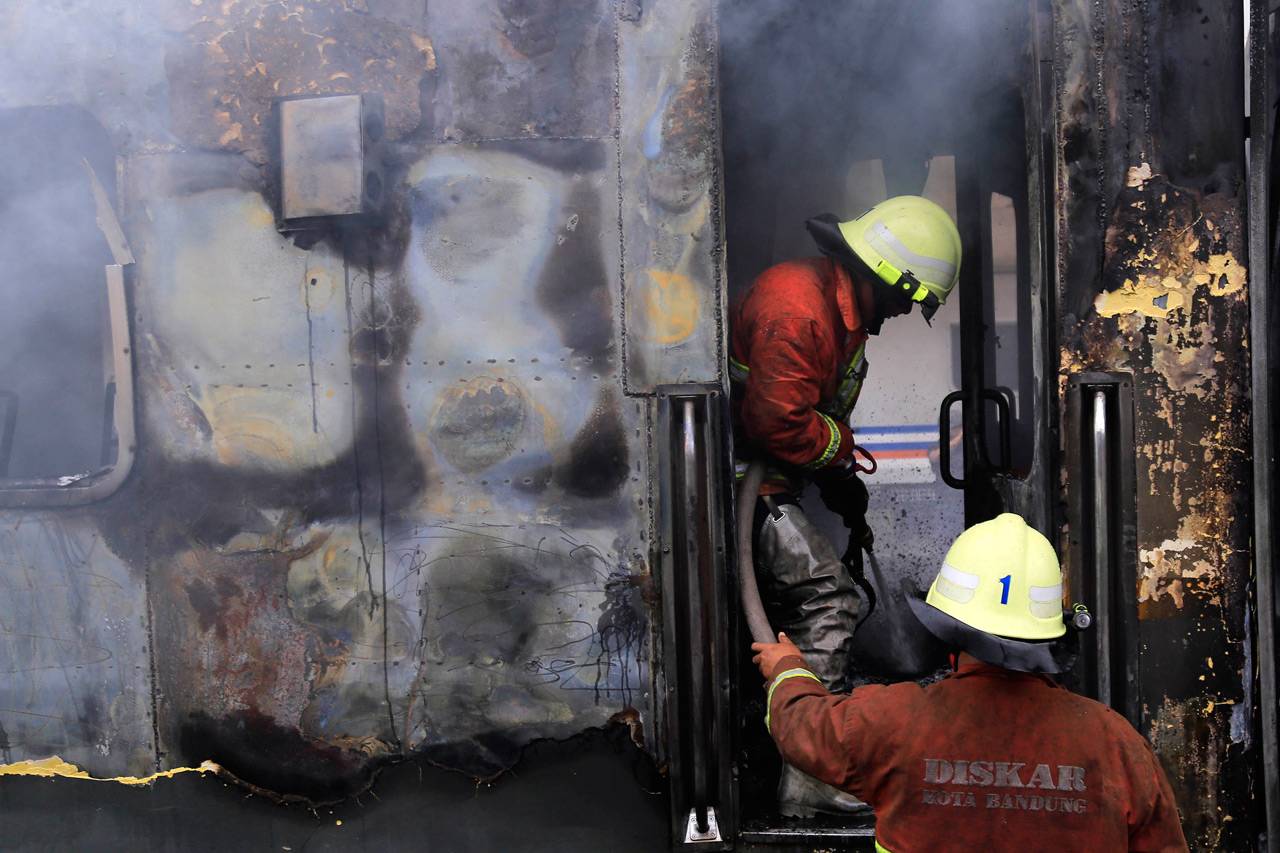 Dua Gerbong Kereta Terbakar...