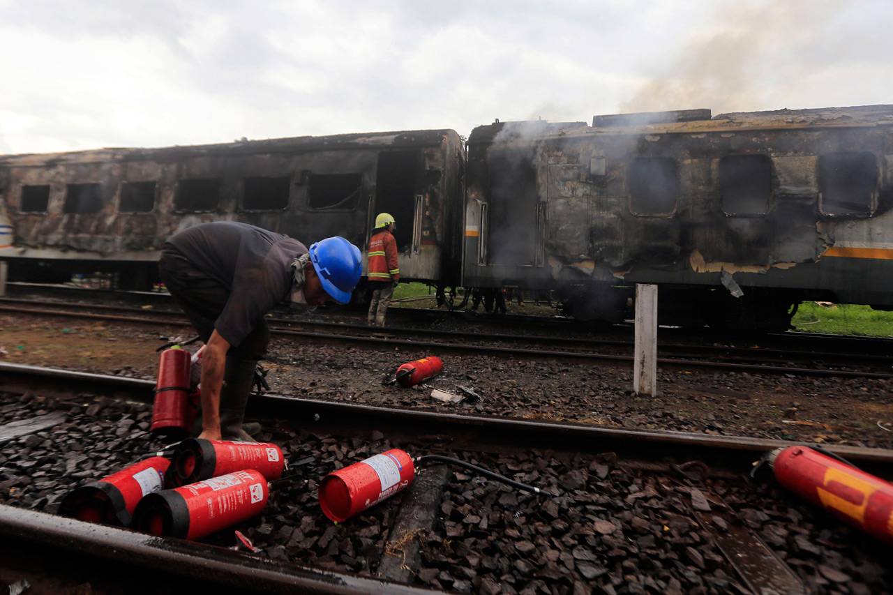 Dua Gerbong Kereta Terbakar...