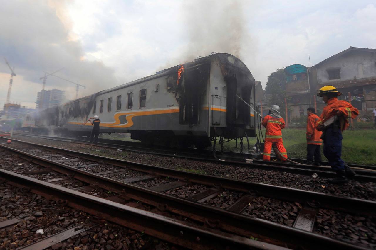 Dua Gerbong Kereta Terbakar...