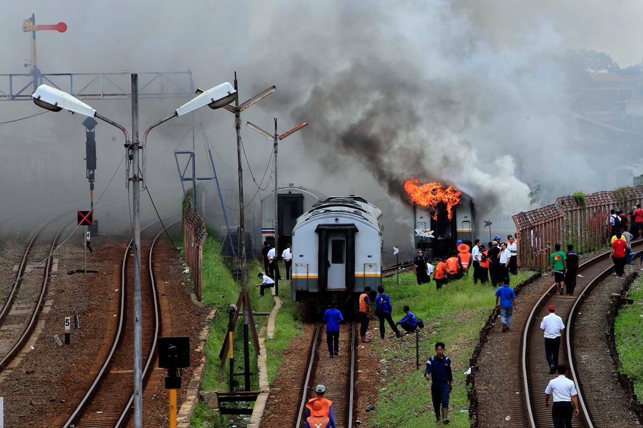 Dua Gerbong Kereta Terbakar...