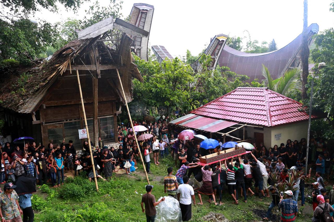 Rambu Solo, Pemakaman...
