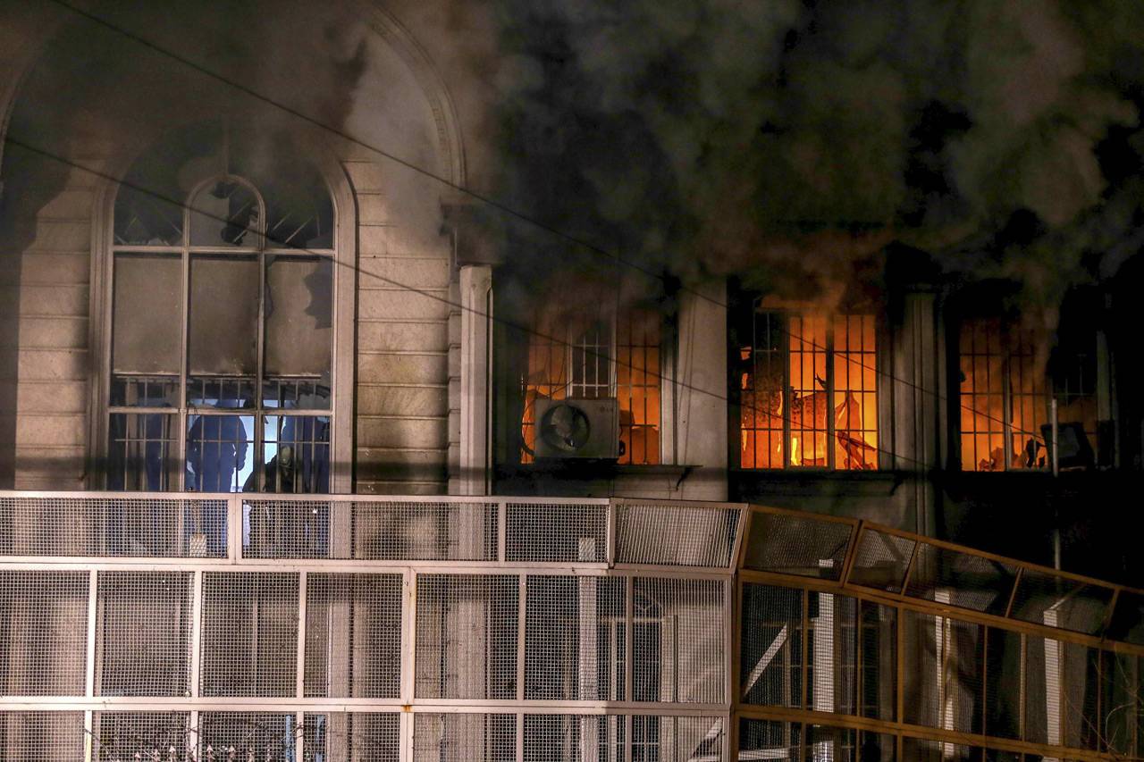 Demonstran Bakar Kedubes...