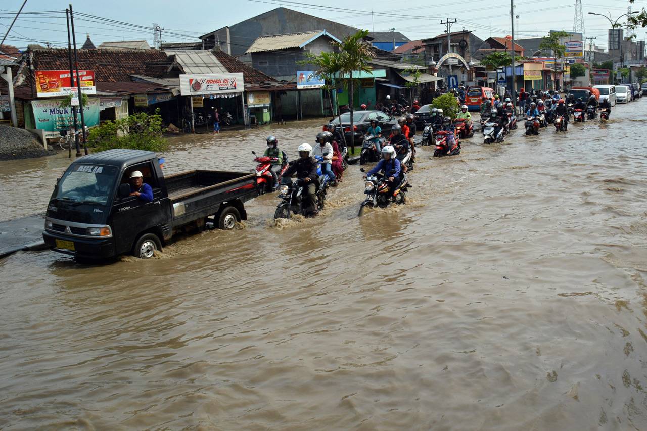 Jalur Pantura Tersendat...
