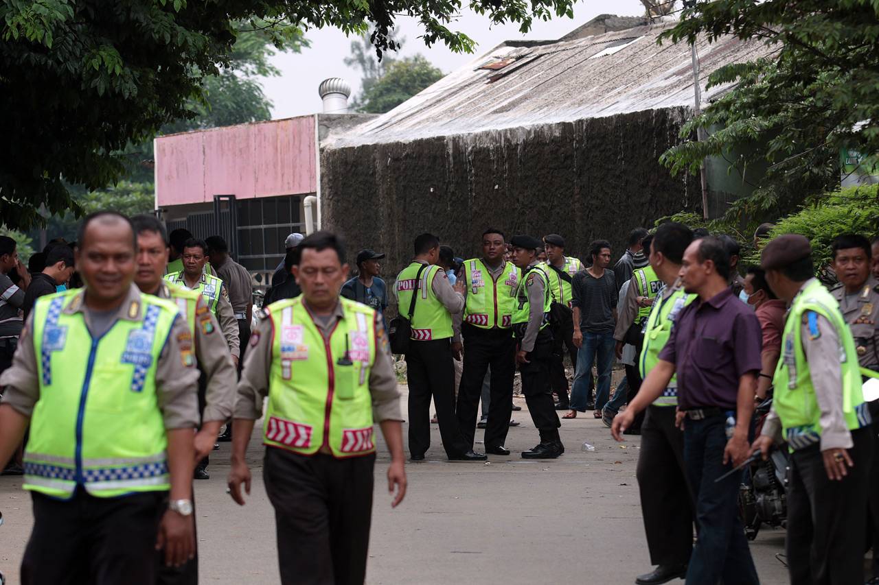 Warga Blokade Jalan...