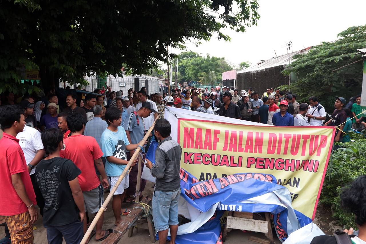 Warga Blokade Jalan...