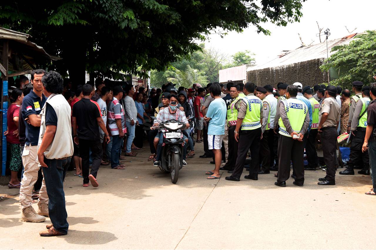 Warga Blokade Jalan...