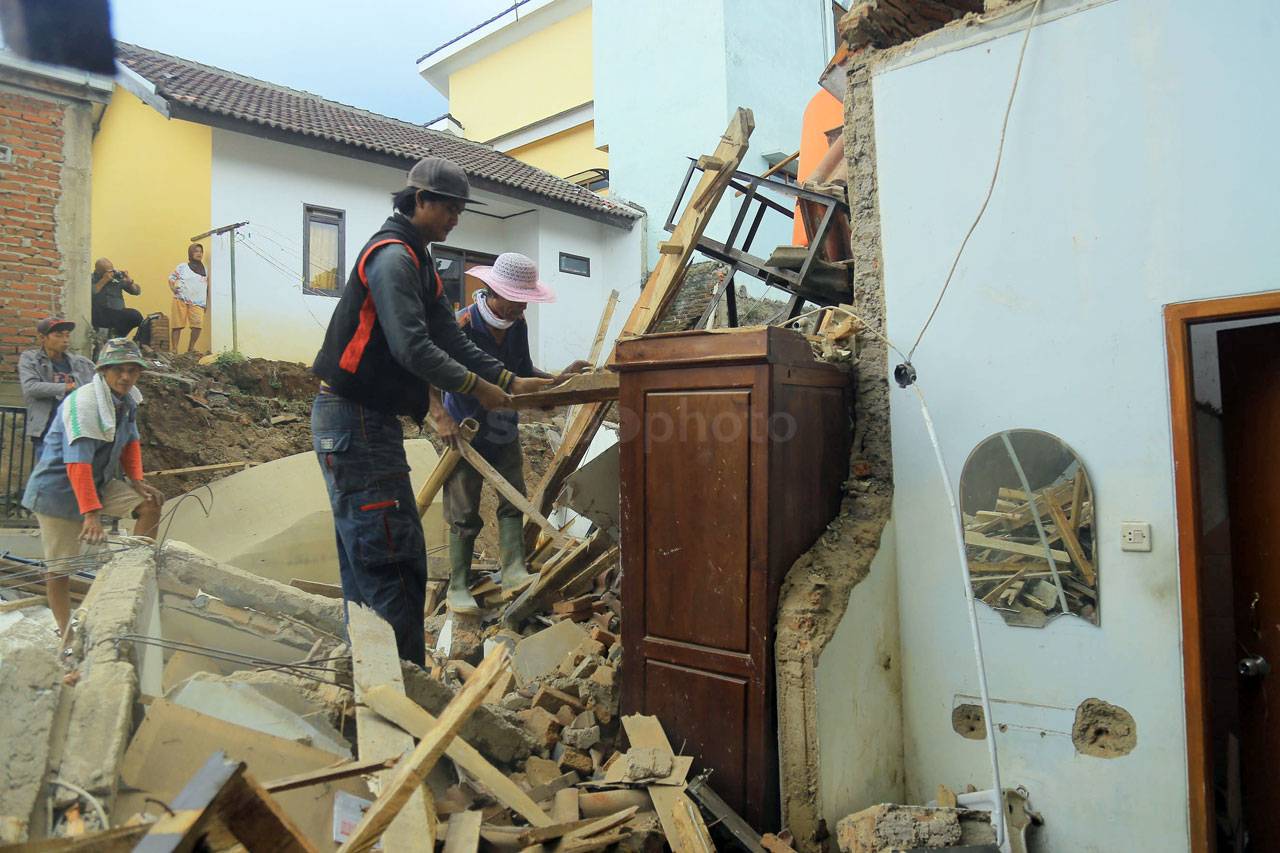 Tiga Rumah Ambruk Tergerus...