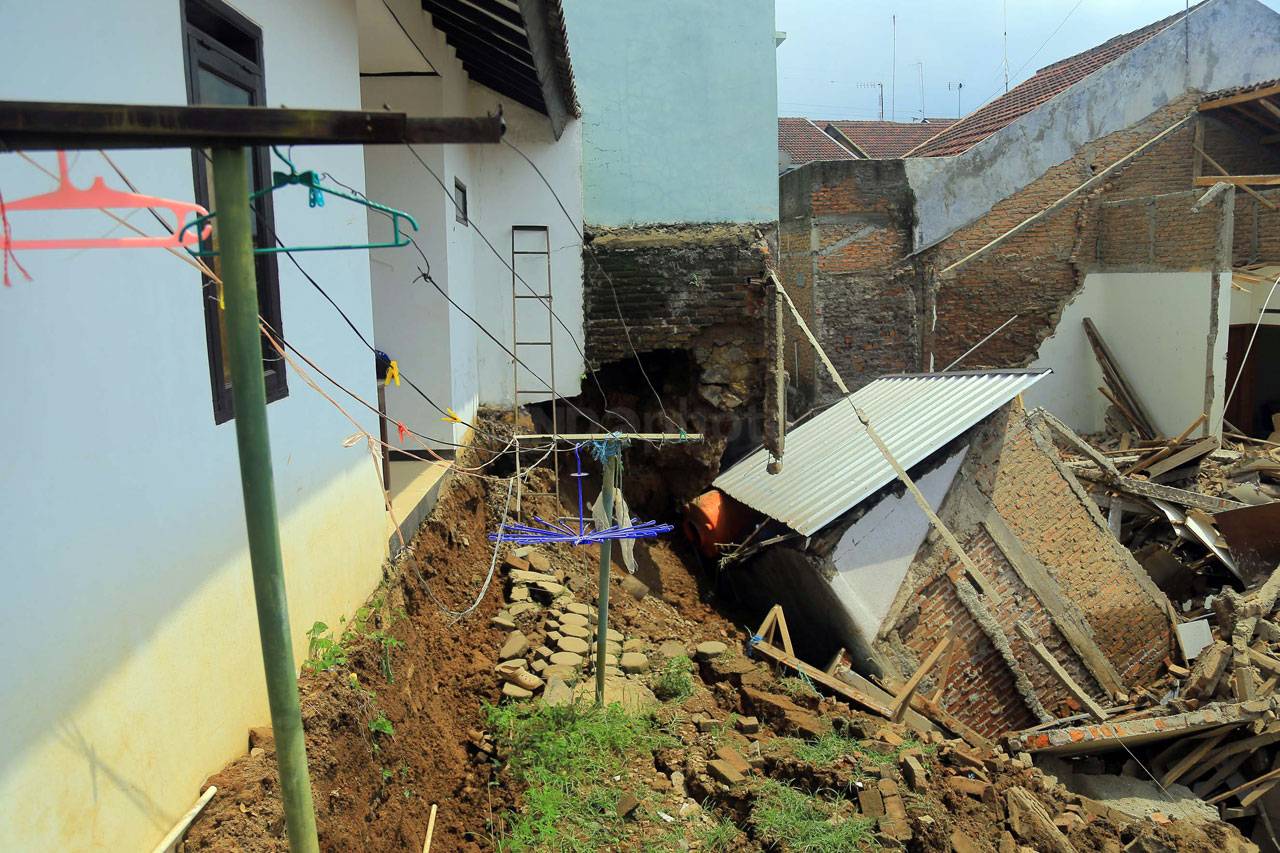 Tiga Rumah Ambruk Tergerus...