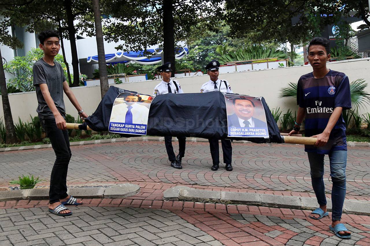 Demo Tuntut Pencopotan...