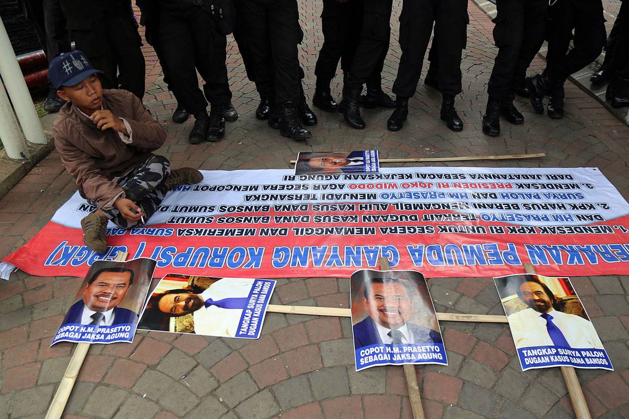 Demo Tuntut Pencopotan...
