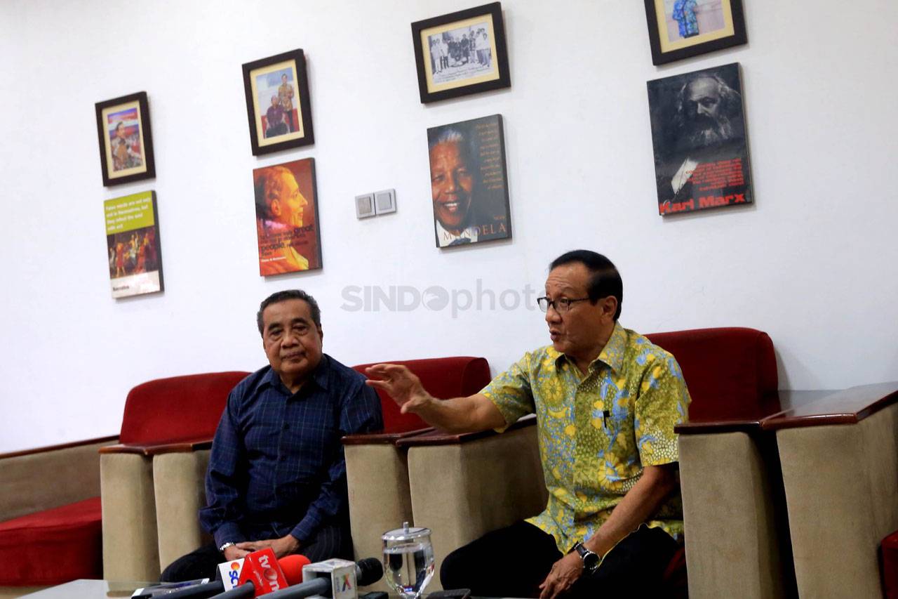 Akbar Desak Munas Partai...