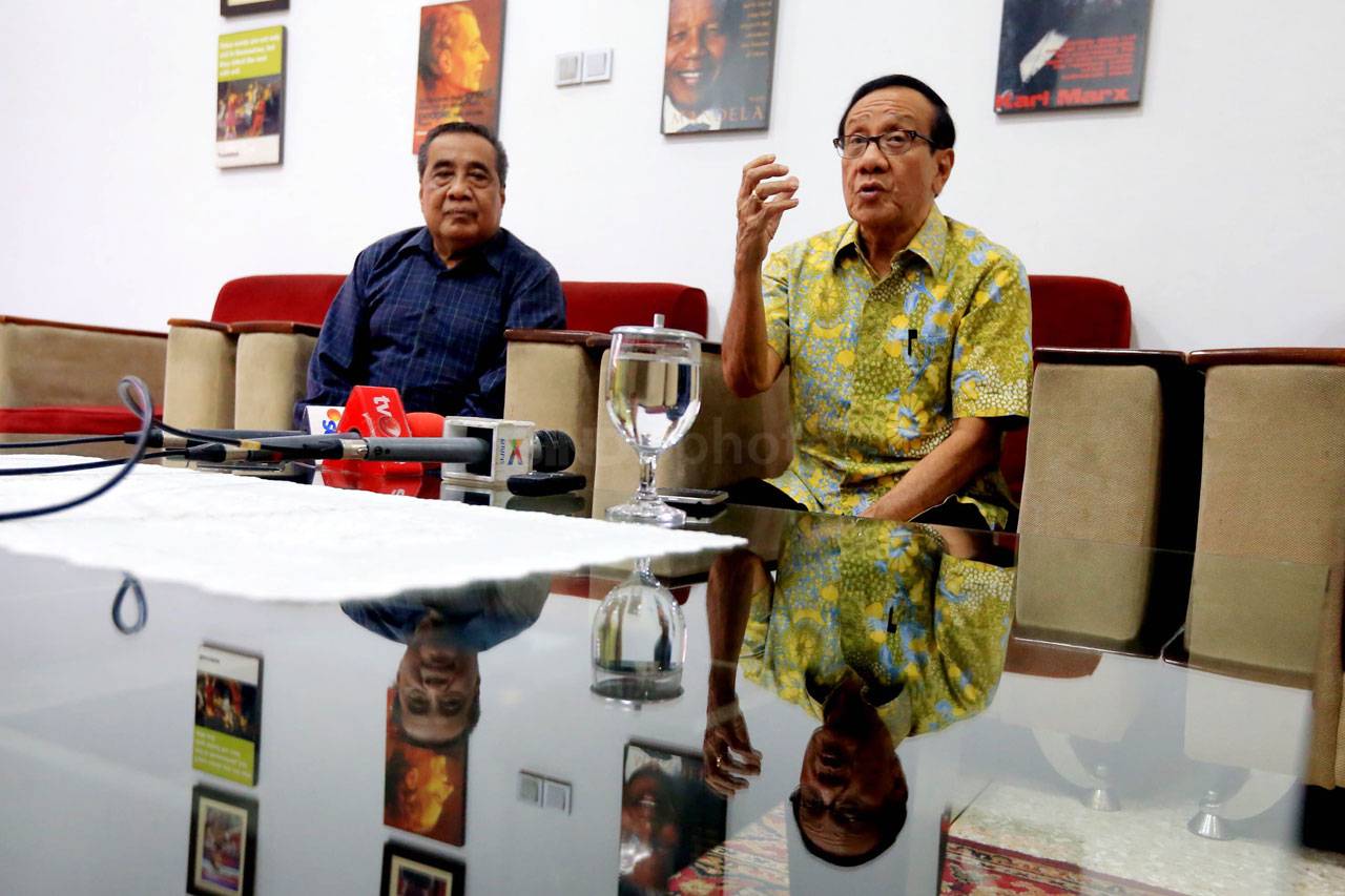 Akbar Desak Munas Partai...