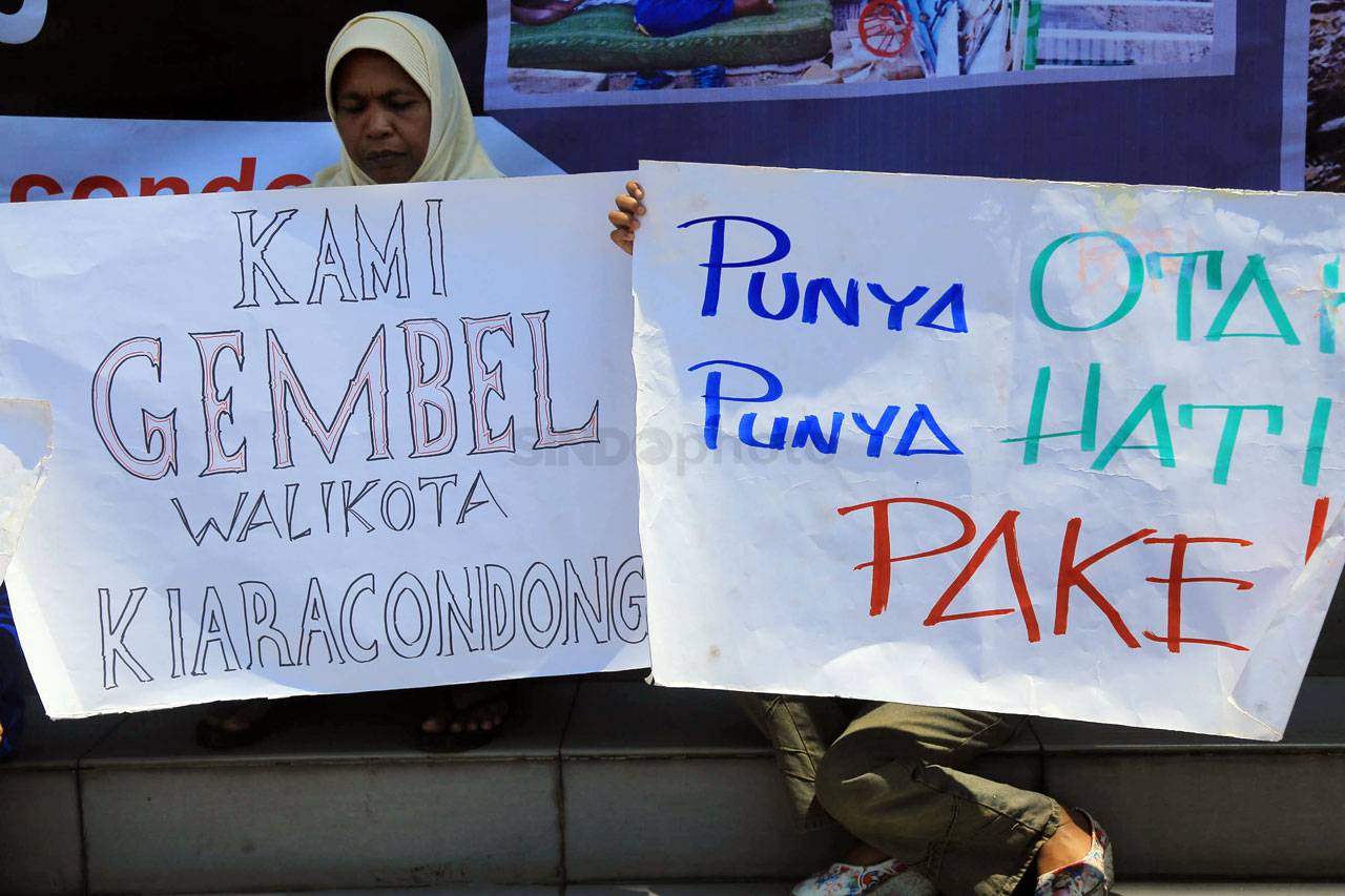 Warga Kiaracondong Demo...