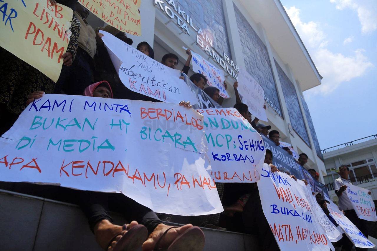 Warga Kiaracondong Demo...