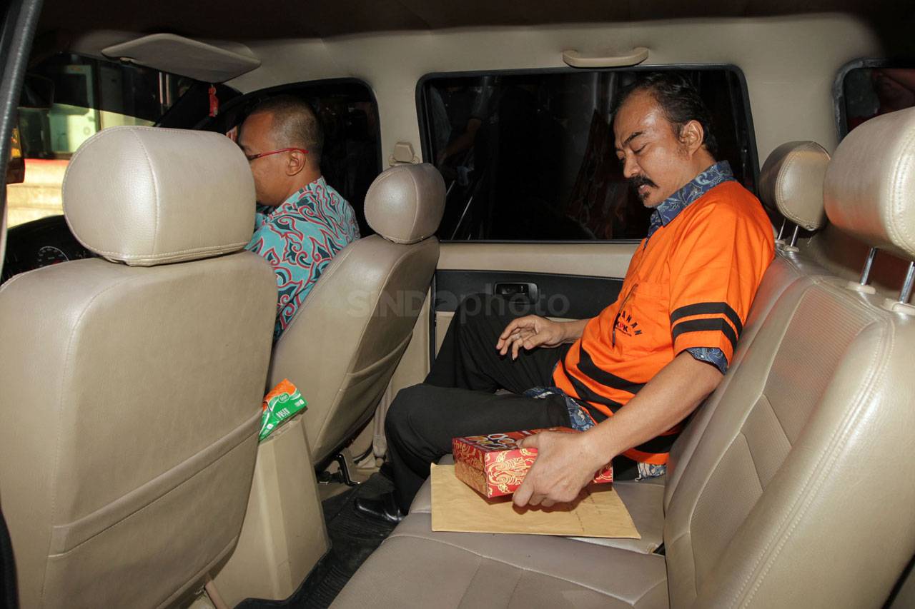 Menenteng Kotak Nasi,...