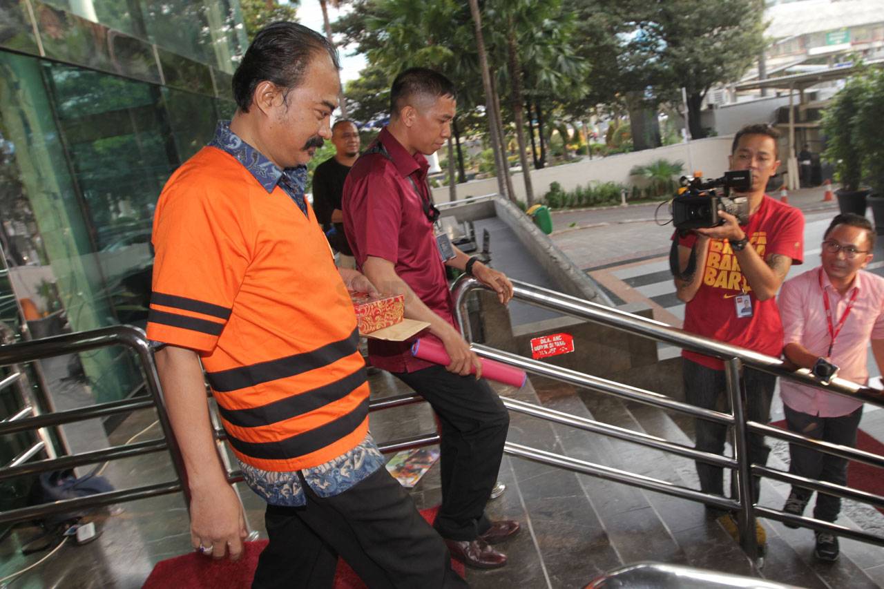Menenteng Kotak Nasi,...
