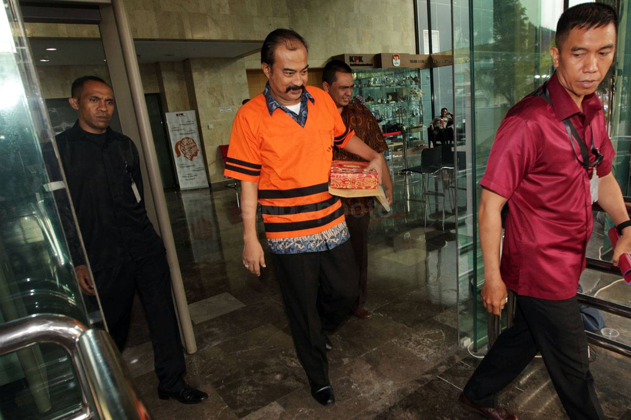 Menenteng Kotak Nasi,...