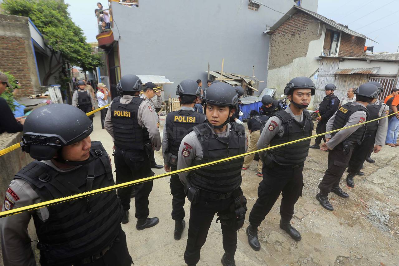 Densus 88 Geledah Rumah...