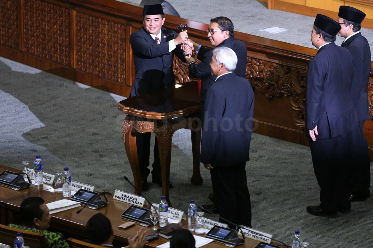 Ade Komarudin Resmi...
