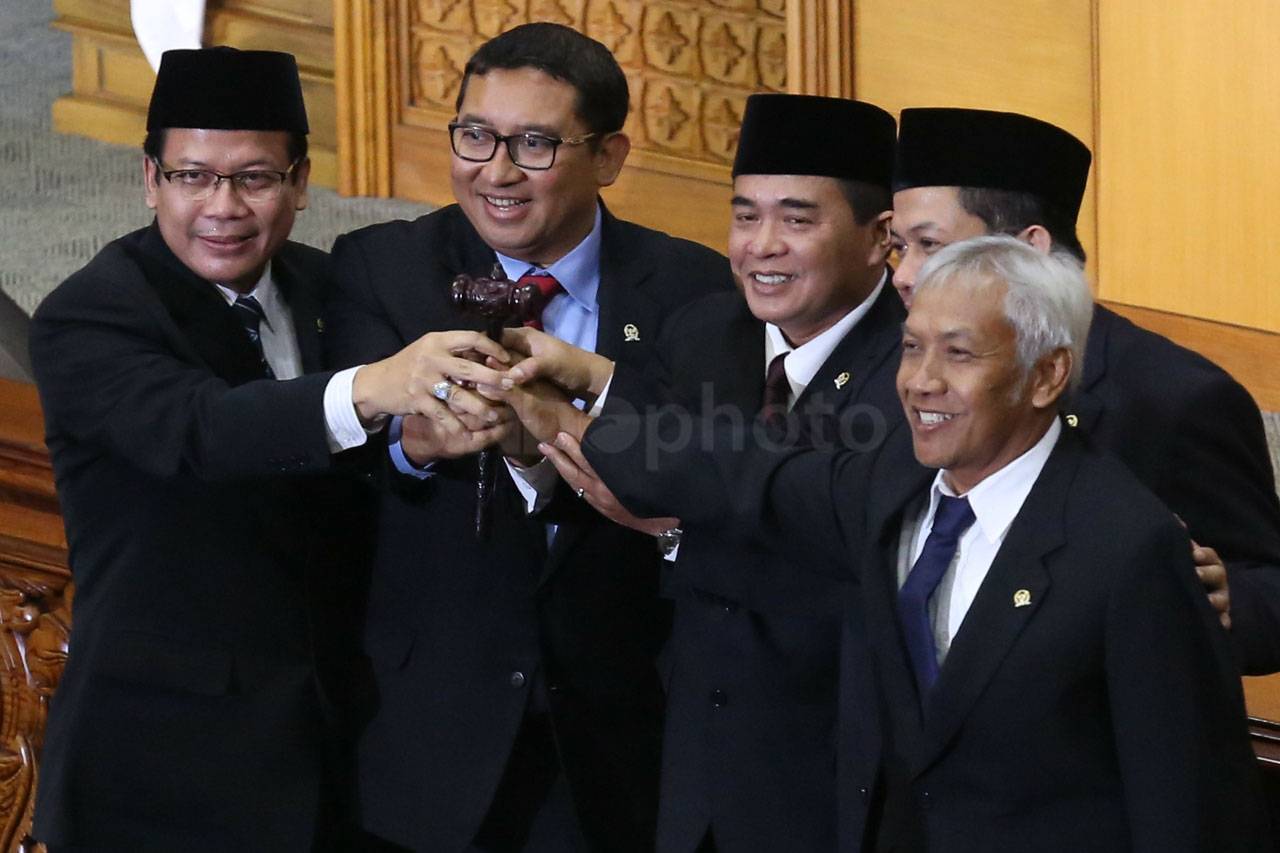 Ade Komarudin Resmi...