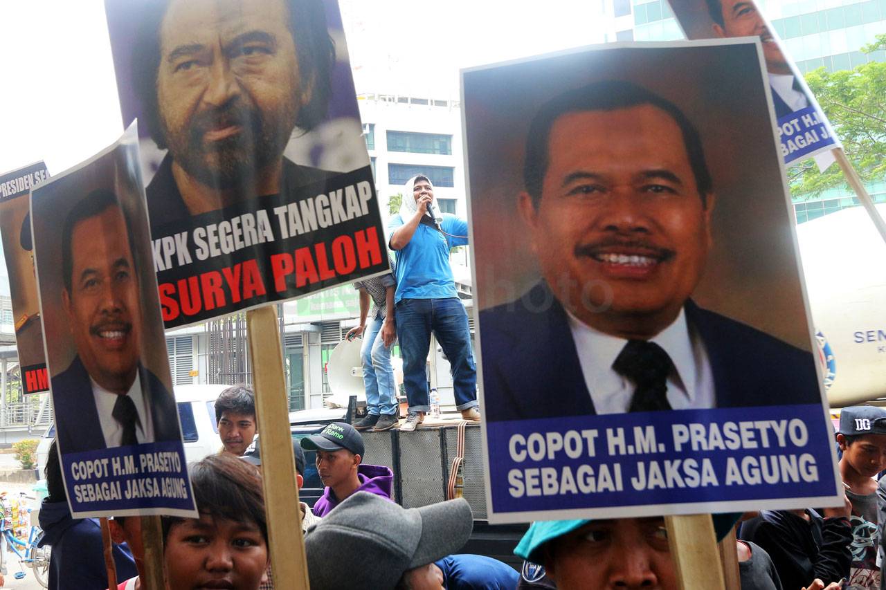 Massa Anti Korupsi Desak...