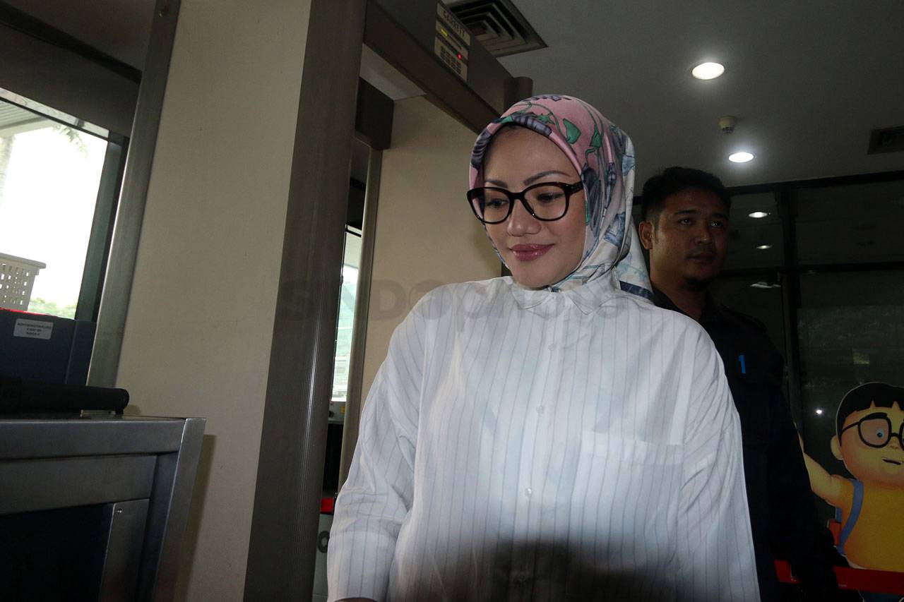 KPK Periksa Menantu...