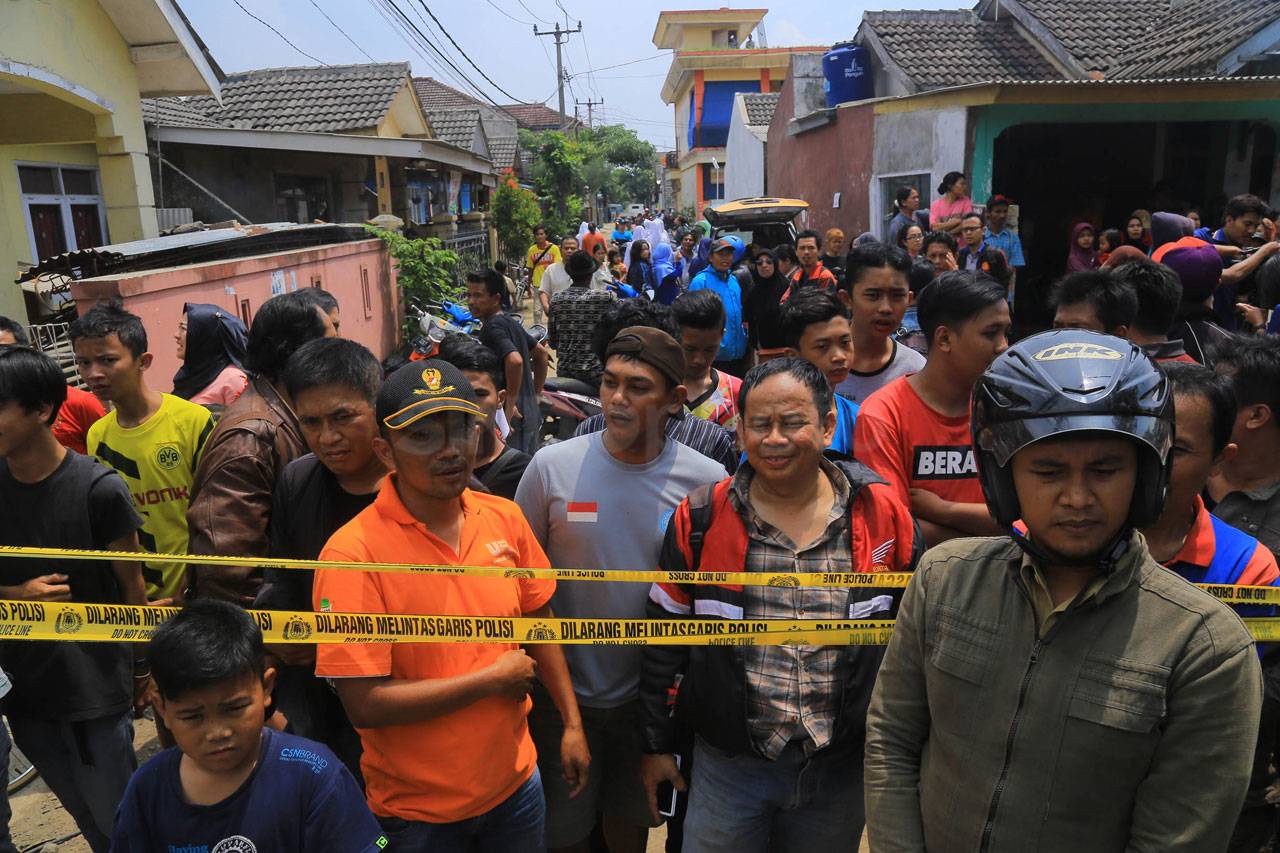 Densus 88 Geledah Rumah...