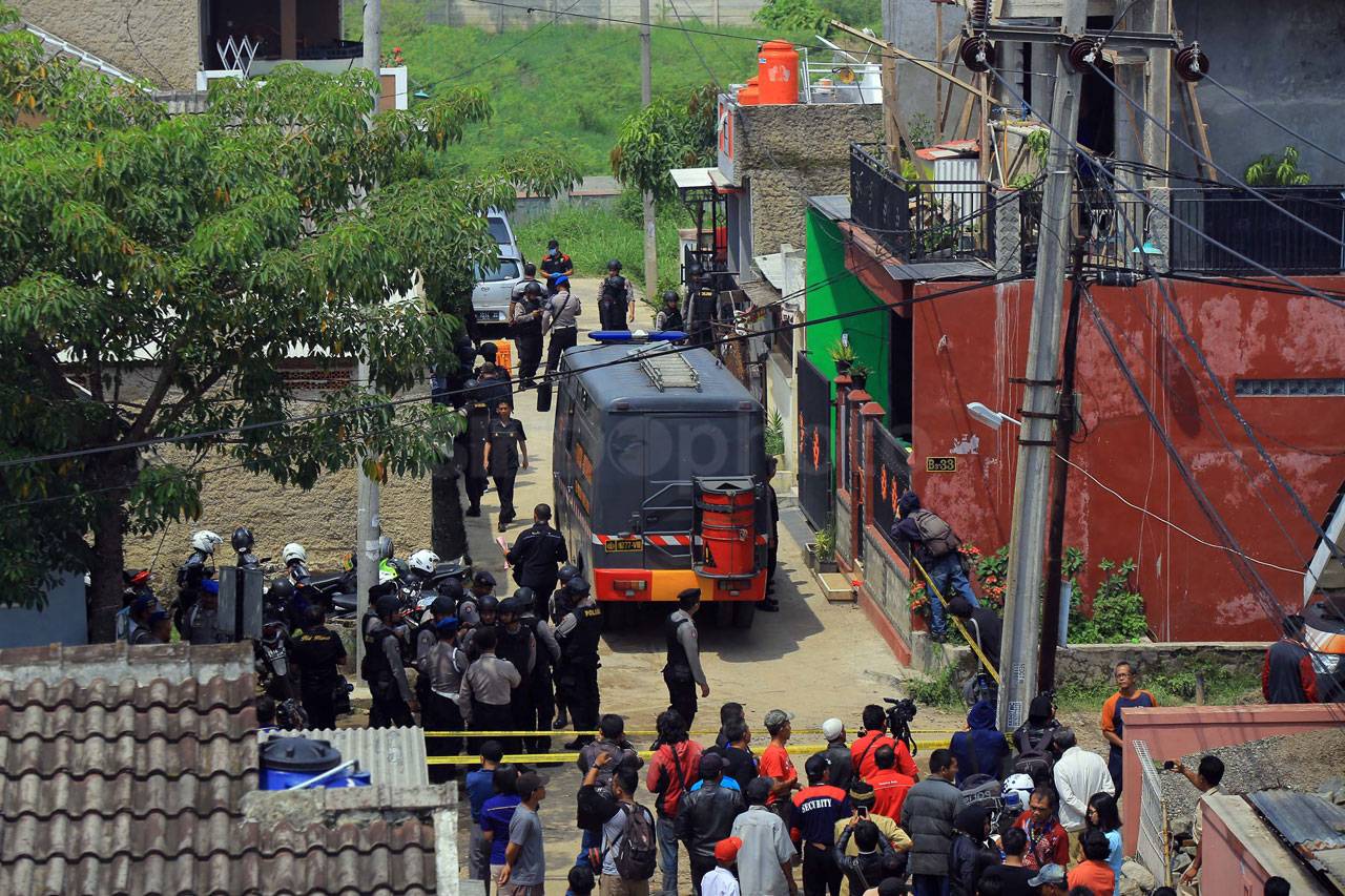 Densus 88 Geledah Rumah...
