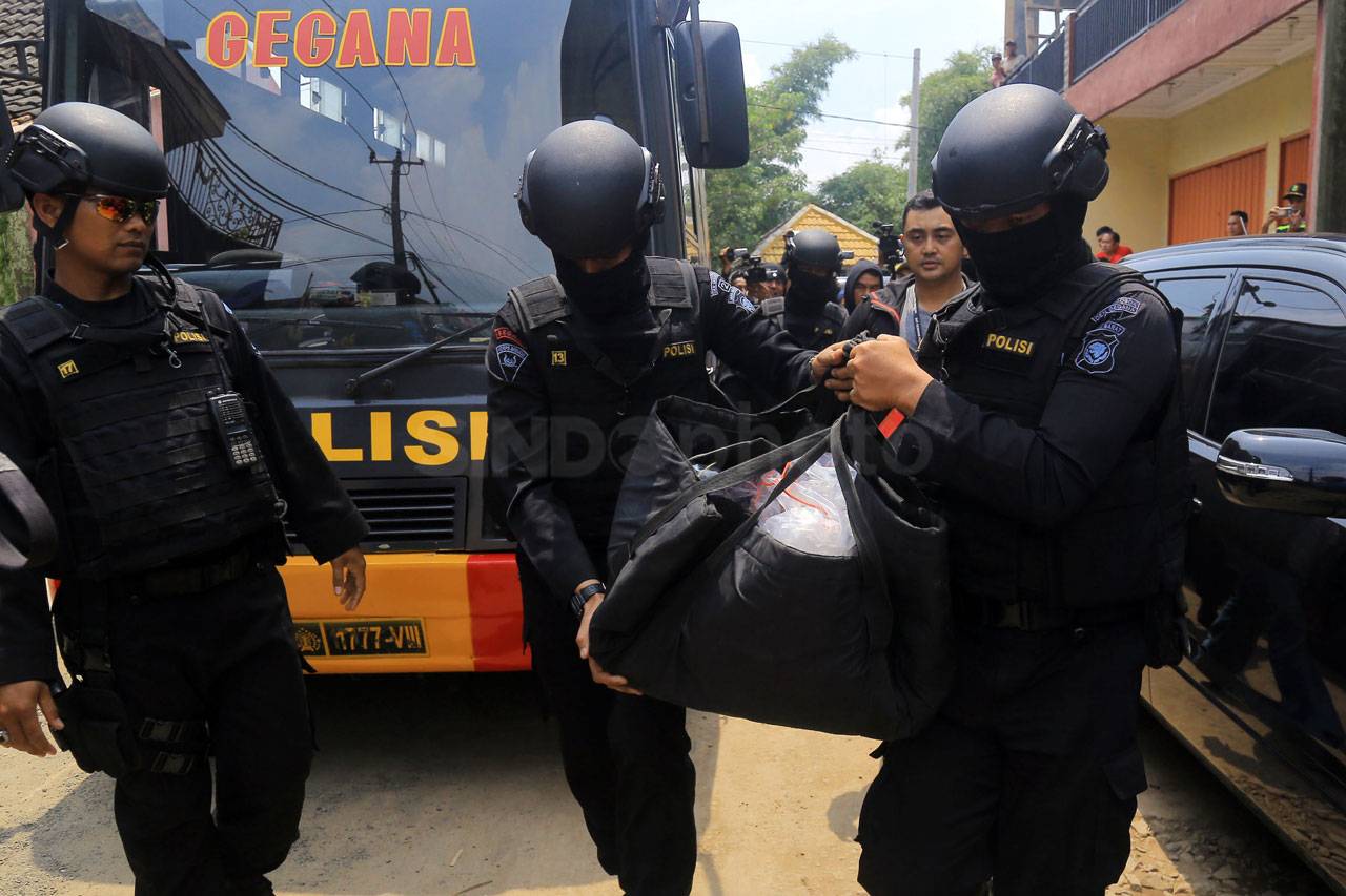 Densus 88 Geledah Rumah...
