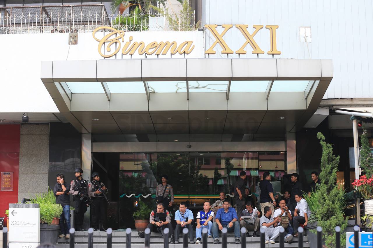 Polisi Olah TKP di Starbucks...