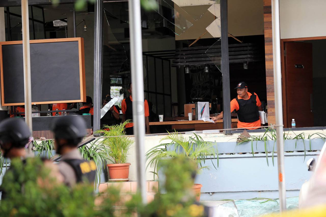 Polisi Olah TKP di Starbucks...