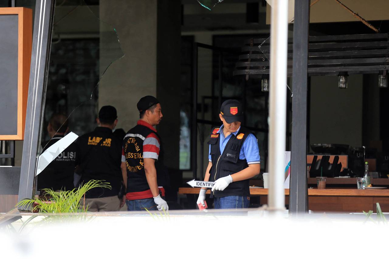 Polisi Olah TKP di Starbucks...