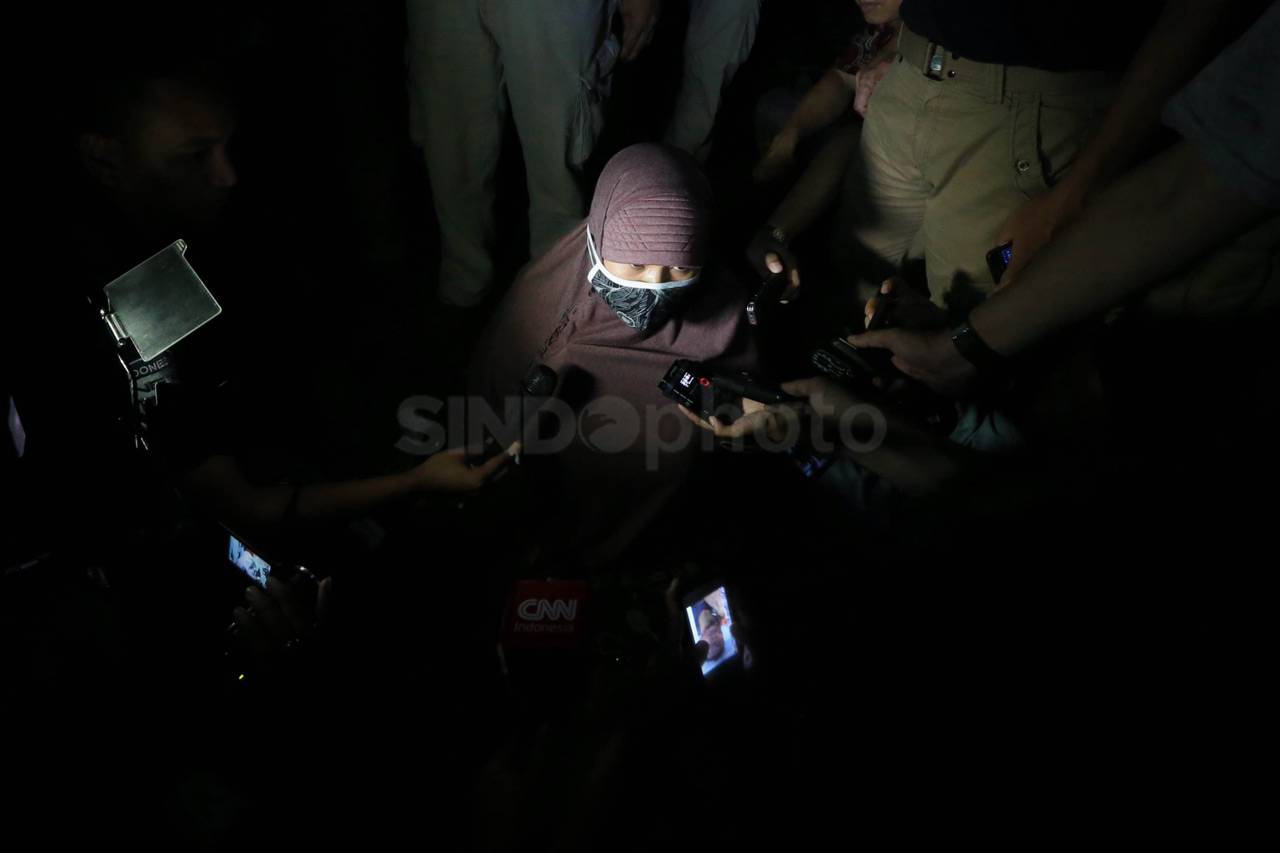 Polisi Geledah Rumah...